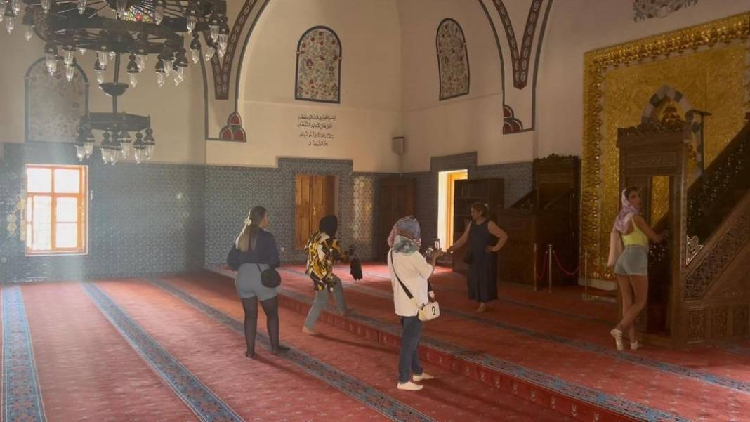 Tarihi camide tartışma yaratan görüntüler: Uyarılar da personel de yetersiz kaldı 9